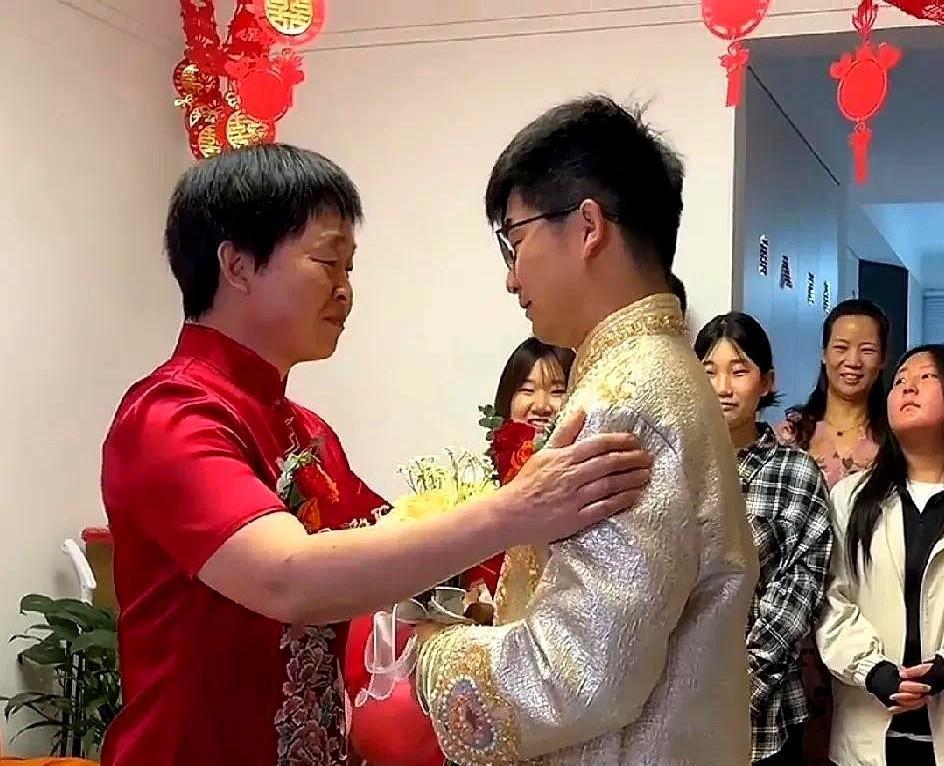 ：小志结婚，小姑姑泪洒婚礼现场！拼命打拼的小伙子终迎幸福时刻
说起今天的大喜事小