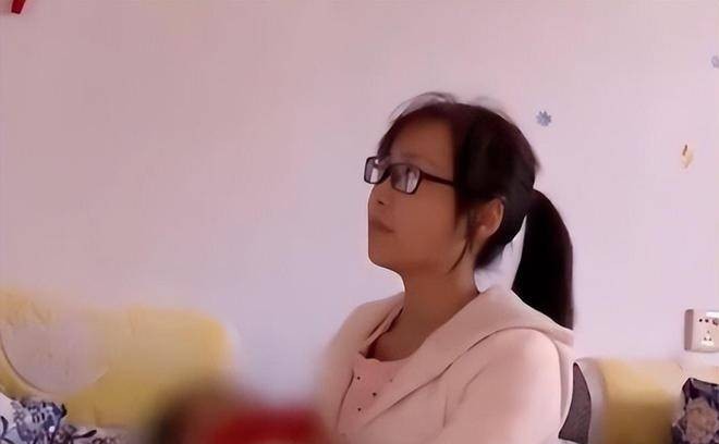 山东儿媳被公公当众殴打，丈夫无动于衷，她绝望带着儿女跳河