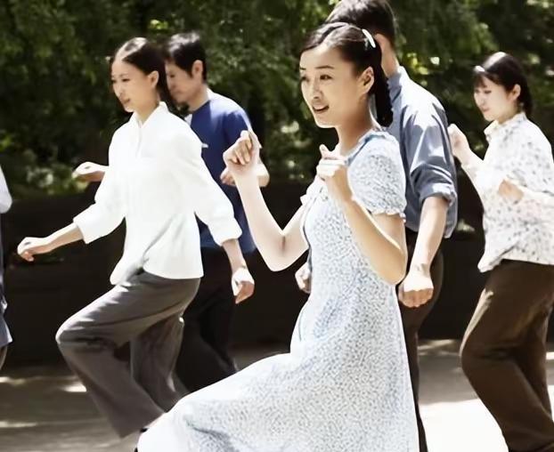 三登春晚、搭档天王天后，这履历放娱乐圈妥妥的“天选剧本”。可徐梵溪却用17年诠释