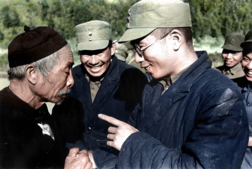 1943年，在华日人反战同盟西南支部队员与中国农民交流。在华日人反战同盟是抗日战
