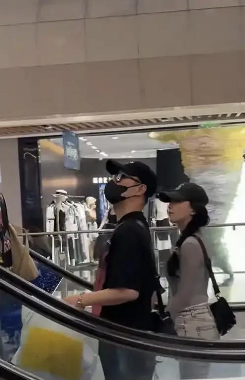 2025年6月21日，汪峰与女友手牵手逛街的画面被曝光。画面中两人十指紧扣，有说