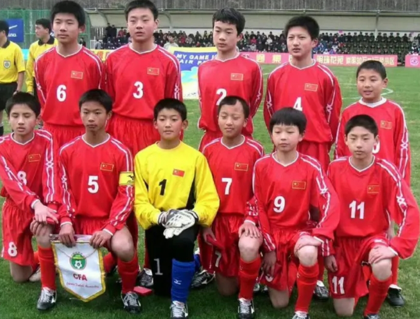 这张图你能认识几个？我只勉强的认出的最矮的那位。好像是武磊小时候吧？图上的1号是