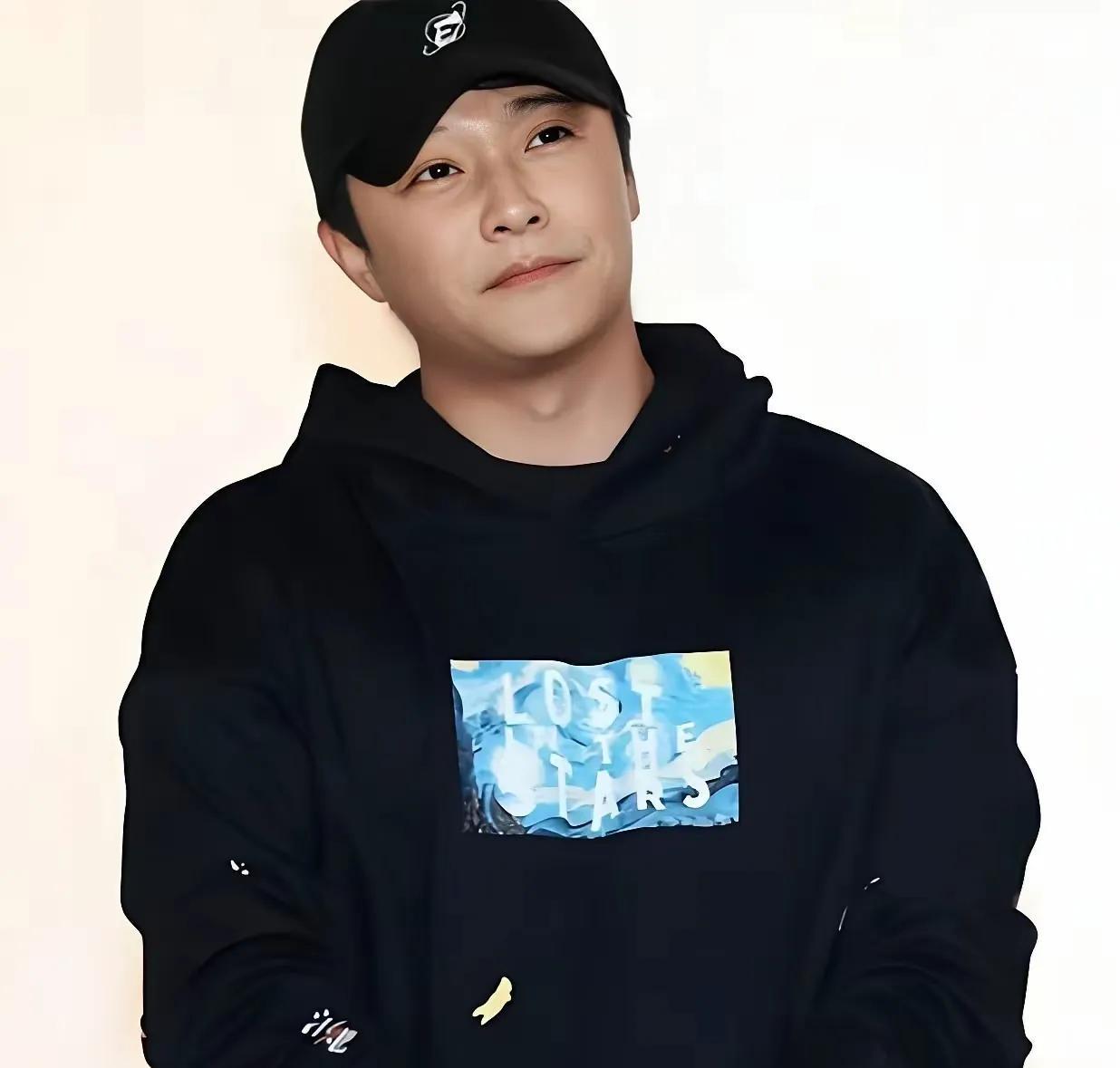 陈思诚捏着股权文件的手有点发僵。
他刚分完《误杀3》12亿票房的账，
佟丽娅就把