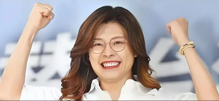 郑丽文变了！


郑丽文改口了
她说不追求统一，
也不支持独立。

这话从她嘴里