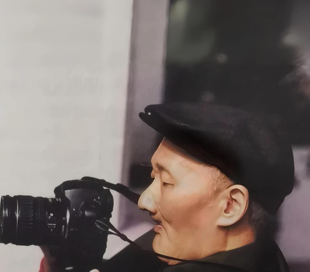 这是晚年的毛岸青喜欢上摄影。在妹妹李敏眼中，大哥毛岸英和二哥毛岸青是两种类型的人