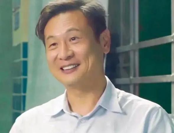出道42年的张世，凭借精湛演技身家过亿，却始终零花边新闻，堪称娱乐圈清流。他与妻