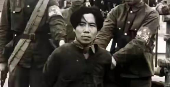 1941年，神偷“赛狸猫”藏在洞房天花板上，等新郎半夜外出撒尿，他“哧溜”一下钻