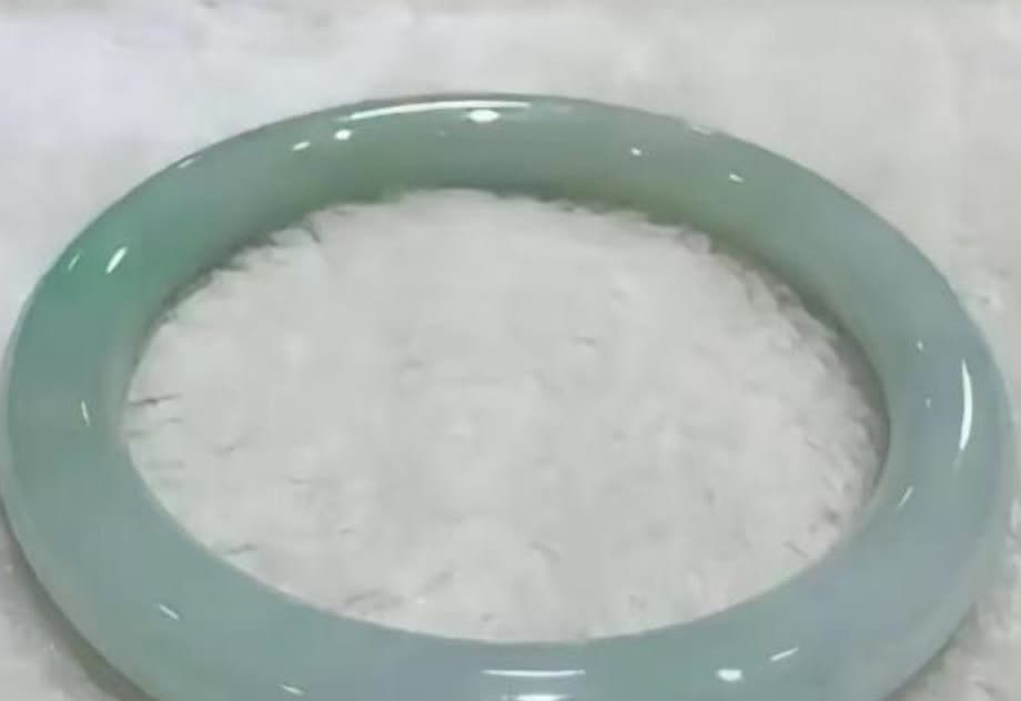 北京一女子看上9.2万的玉镯，丈夫觉得价格太高，所以就趁店员不注意的时候，把1.