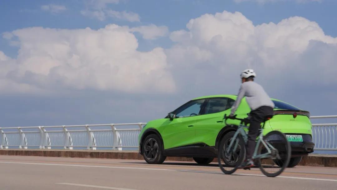 色彩与操控的双重奏：深度体验与众06的“金标”内涵