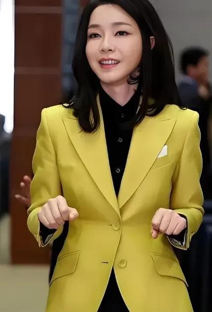 金建希的苦日子真正要来临了。此前韩国检方传唤了金建希，但是她却将矛头指向了李在明