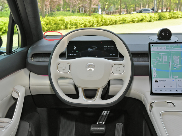 我好像发现异响的来源了
就是前端A 柱边上这块地方，两边都是，过坎有塑料摩擦滋滋