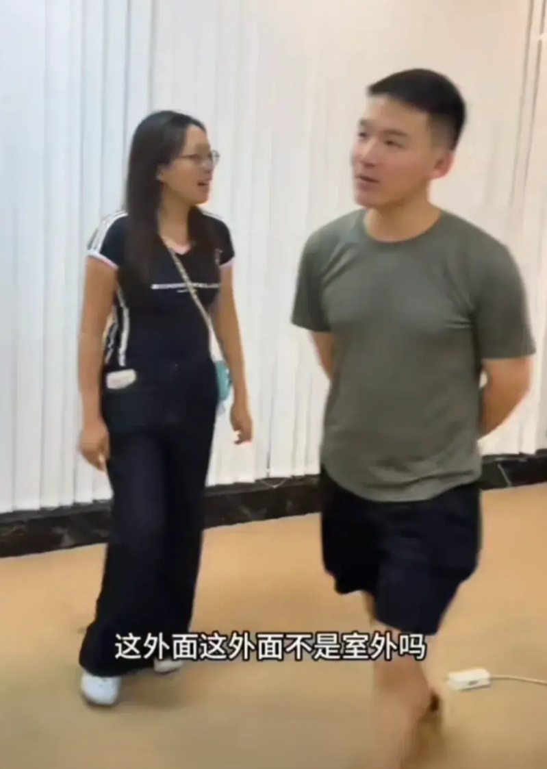 谢浩男视察工作了
小谢总在浩男妈妈和大妹的陪同下视察了工作室，只见浩男倒背着手，