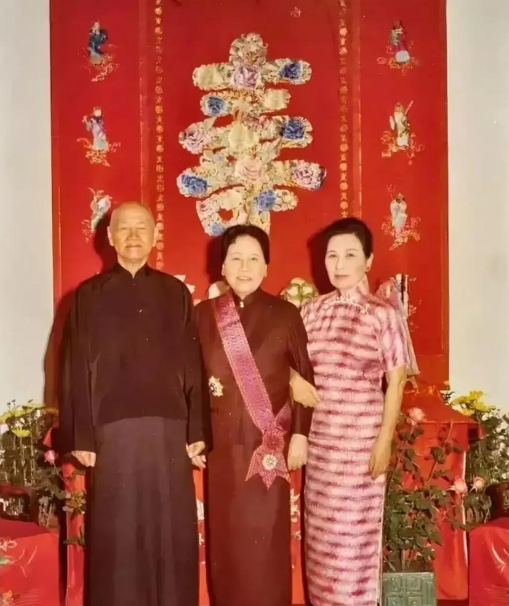 1969年，台中梨山宾馆，宋霭龄八十寿辰，蒋介石携夫人宋美龄前来庆生，合影留念，