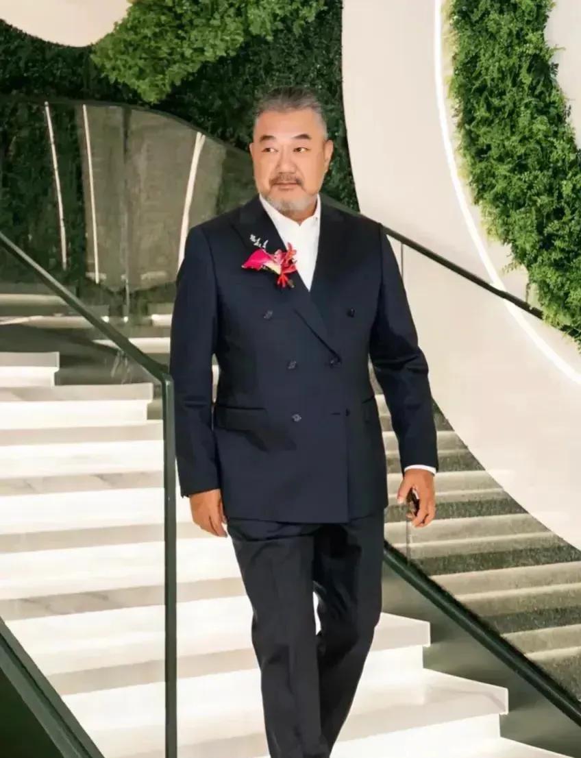 董勇，天生一副威武的模样，第一次看到他扮演彭德怀元帅，觉得他演得最好，没有人能超