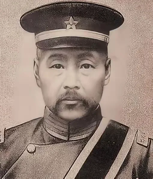 1895年，冯国璋荣归故里，在途中遇到了一位看起来像乞丐的老妇人，便问：“前面是