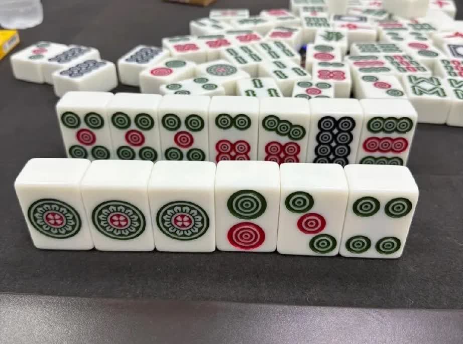 我看了半天这牌没有看明白，
有麻将高手知道胡几筒吗？