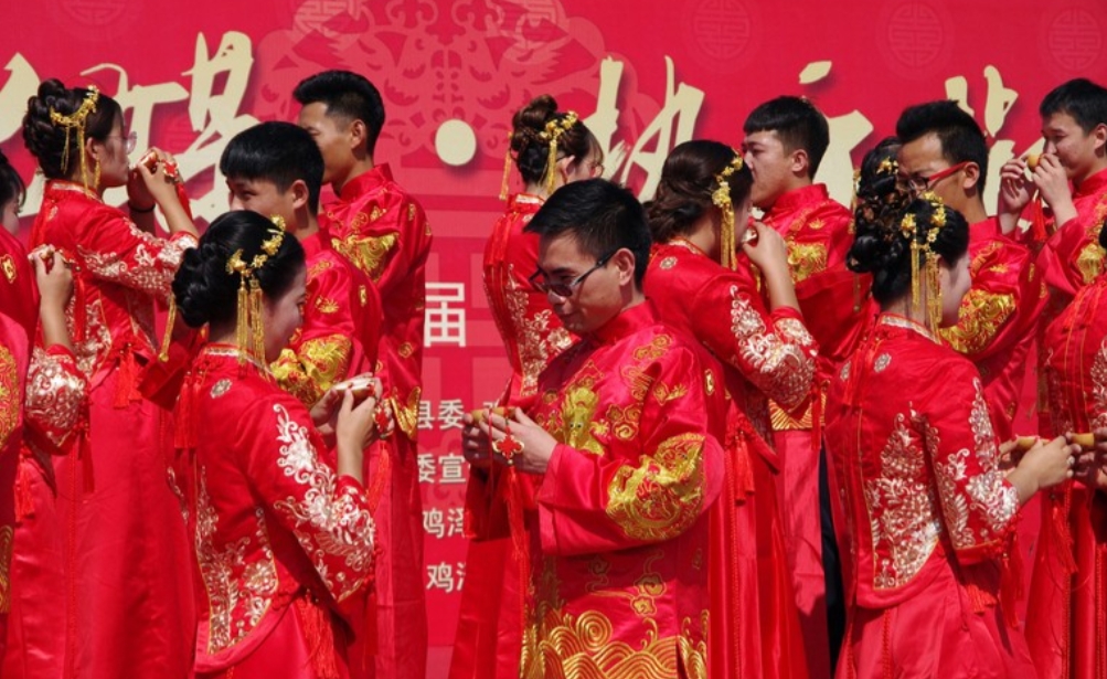 关于彩礼全网三观很正的一段话：
没人让你一定要去嫁人，没钱你可以自己赚，赚不到可