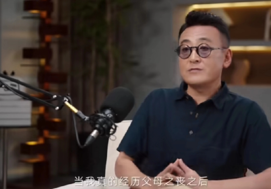 58岁窦文涛没结婚，没有孩子的痛苦，
现在他深刻体会到了，
他说：“自从父母相继