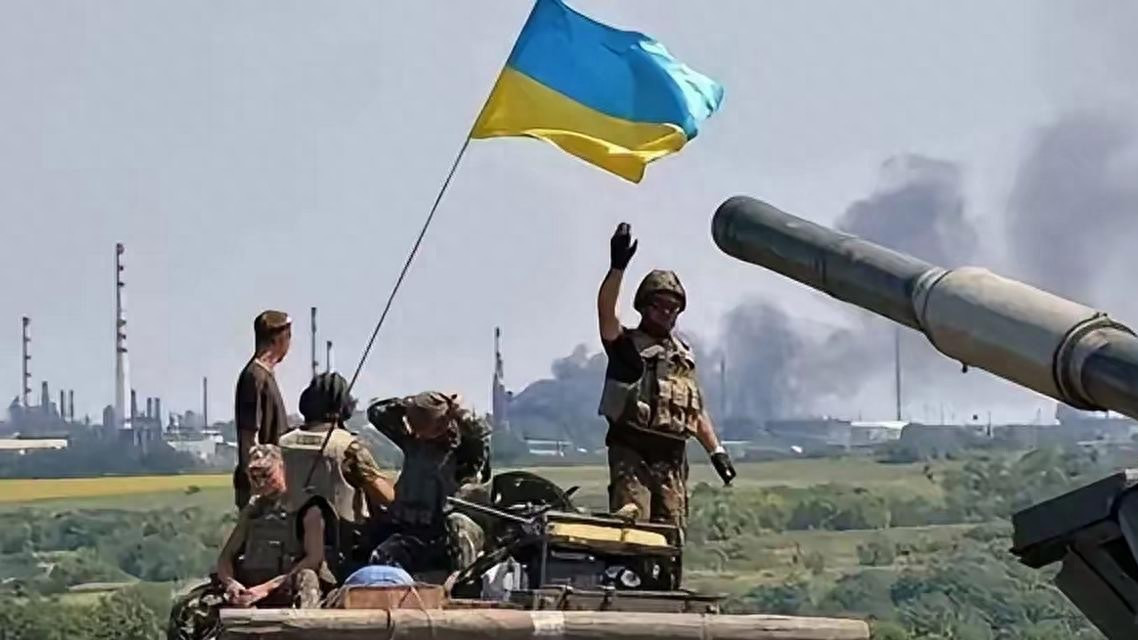 俄乌冲突打富三个国家，打穷三个国家，为何我国也在其中？