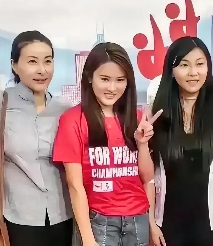 郭晶晶是皮肤最白的，也是气质最独特的。右边两位美女是谁？长相都非常甜美，中间的还
