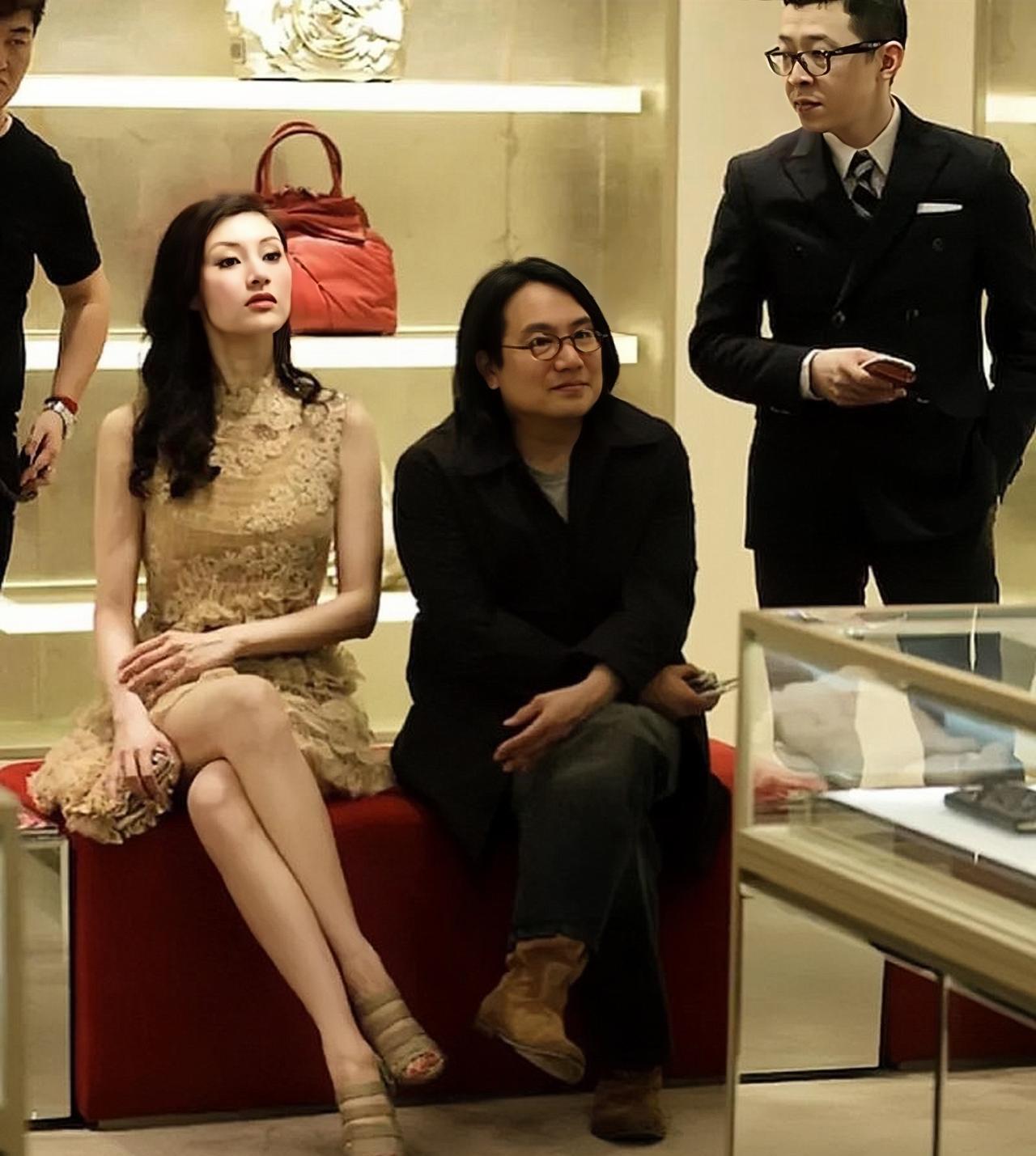 李嘉欣年轻时的美照，她鼻梁高，五官精致，有着骨子里的美，气质温婉动人，让人眼前一