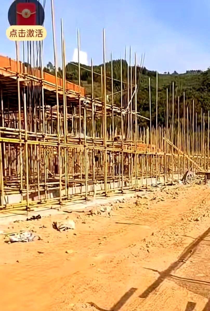 工地没活干，钱包瘪了心更慌
老赵去年在工地绑钢筋，一天三百块，月月准点发。
今年