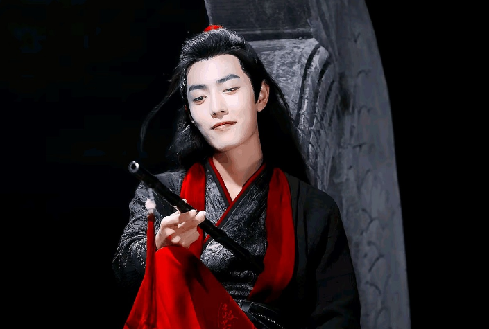 肖战当时就是个不知名的小演员，拿很少酬金的小演员，不小心演了个大角色！

龙丹妮