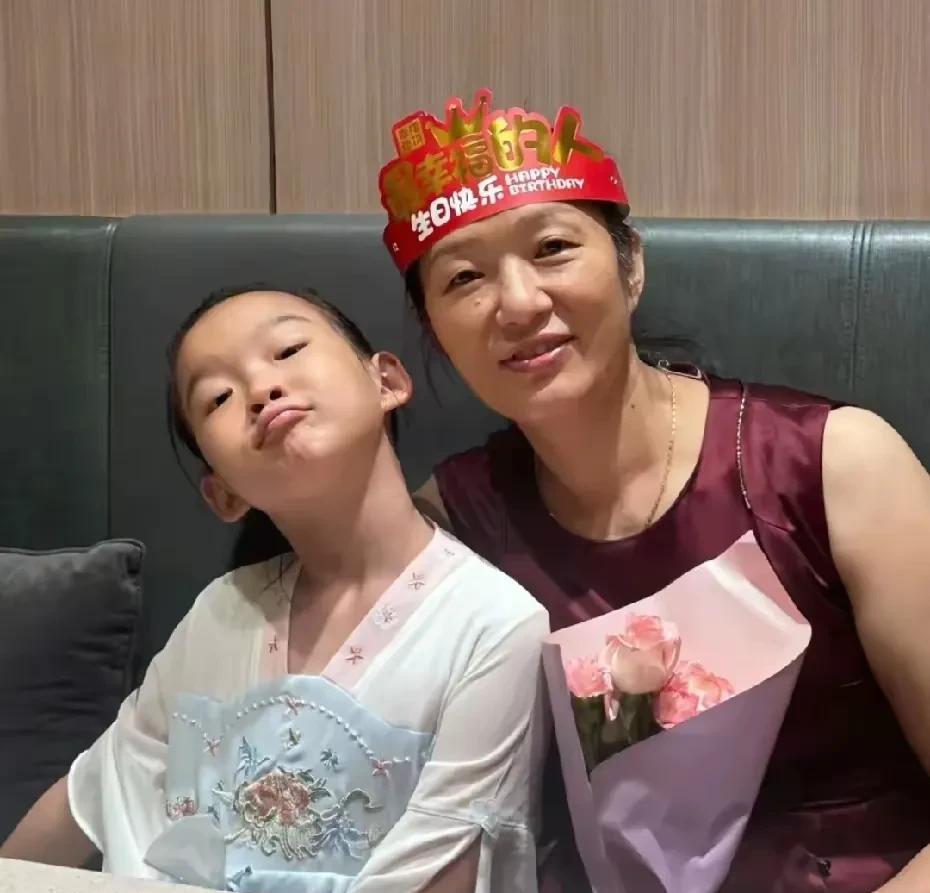 孩子好不容易找到，认亲宴肯定会穿最好的衣服，结果她最好的衣服就是上次生日穿的，说
