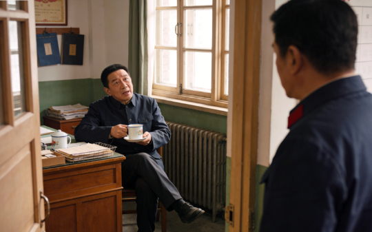 98年我被车间主任陷害下岗，他儿子顶了我的班，25年后他们全家跪在我公司门口求职