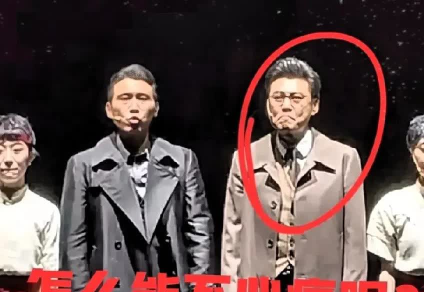 李乃文昨天哽咽谢幕时

难道大家没发现一个细节吗？

李乃文昨天做完戏后