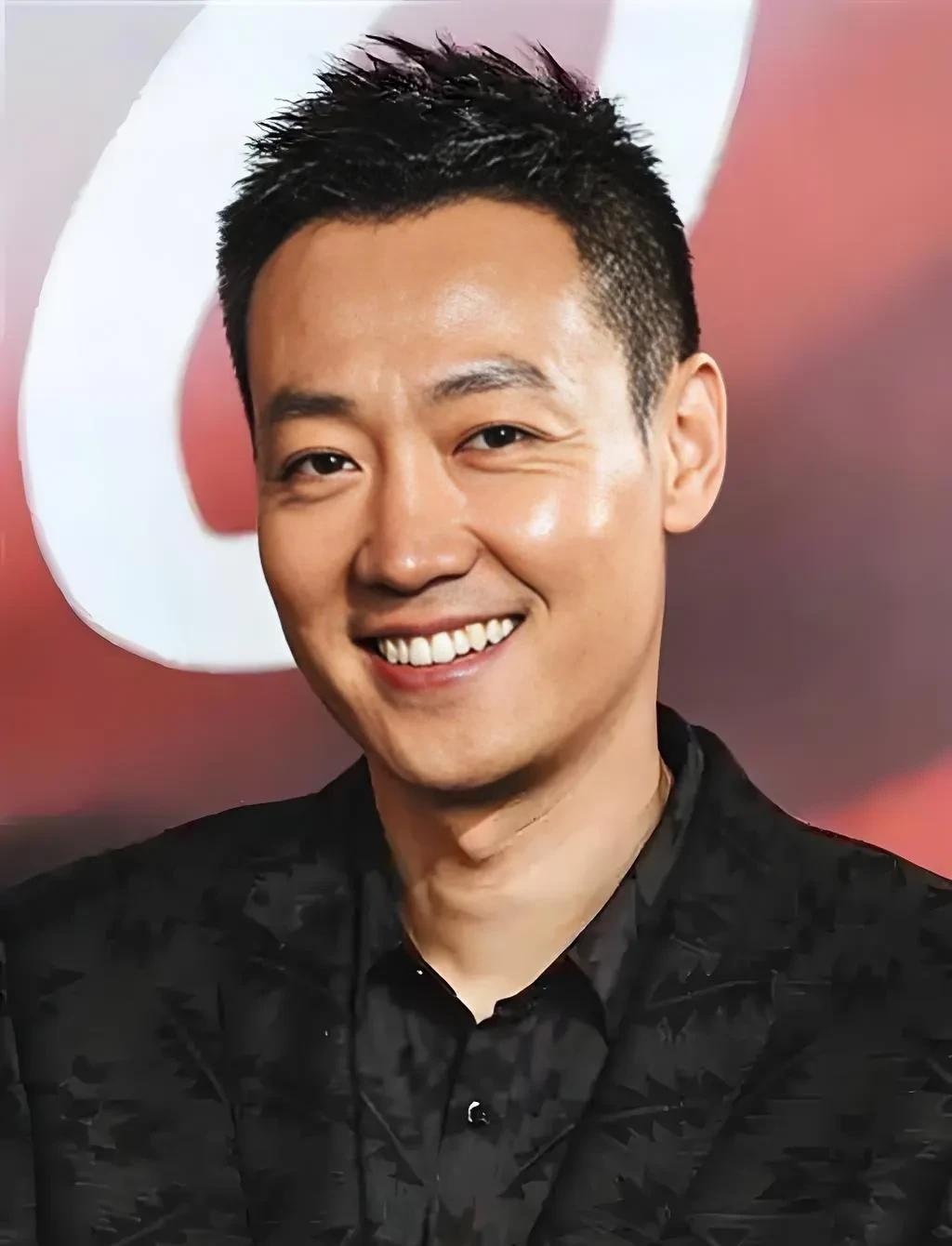 辛柏青这个演员，
不查不知道，一查我愣半天，
倒不是因为他老婆朱媛媛的离世，而是