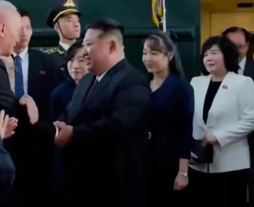 朝鲜首次曝光金正恩访华细节，普京同框画面太有料了！
老铁们，今天咱们来聊聊一个重