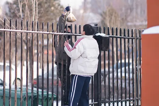    电视剧《三人行》虽然算是软科幻的题材，但它的表达方式让它在类型片里甚至可以
