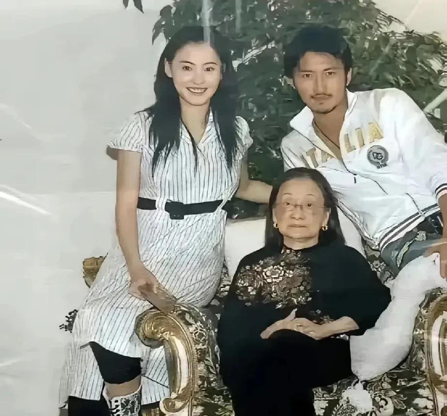谢霆锋携孕妻探望九旬奶奶











你敢信？谢霆锋竟然也有像小孩子一