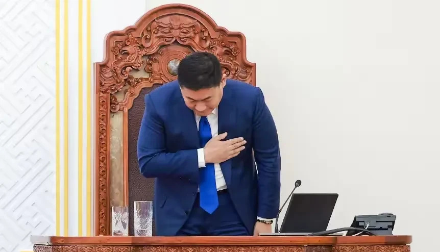 蒙古总理下台，家人炫富惹的祸





---





蒙古国的天说变就变，谁