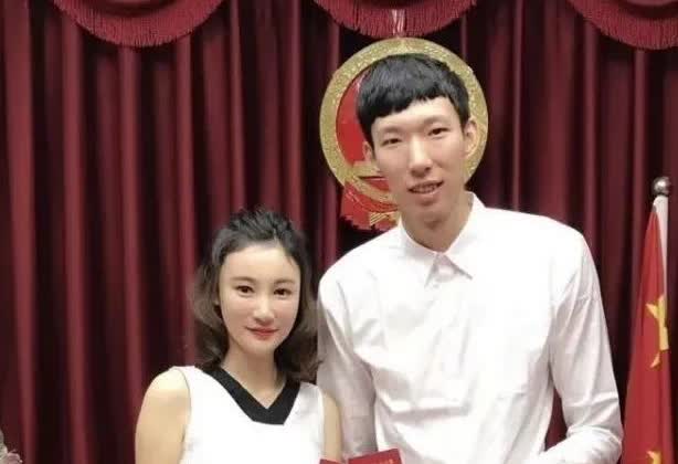 5月21日深夜，周琦妻子发长文吐露心声。当年周琦在澳洲打球，她怀着二胎，家里大娃