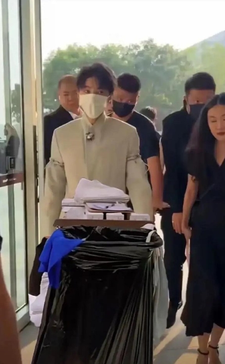 粉丝调侃王俊凯是“保洁系爱豆”，这称呼有点损啦。不过王俊凯确实常给人干净清爽之感