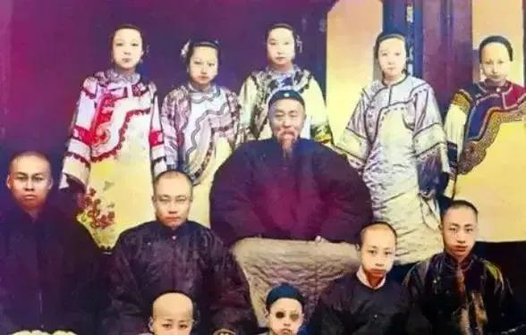 1901年，李鸿章去世，给后人留下4000万两白银，以及无数的良田豪宅的巨额遗产