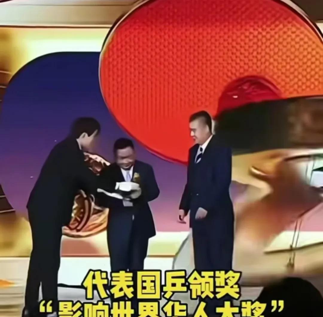 李隼代表国乒站在了领奖台上，被主持人一个奇怪的问题问懵了……
国乒被当选为“第1