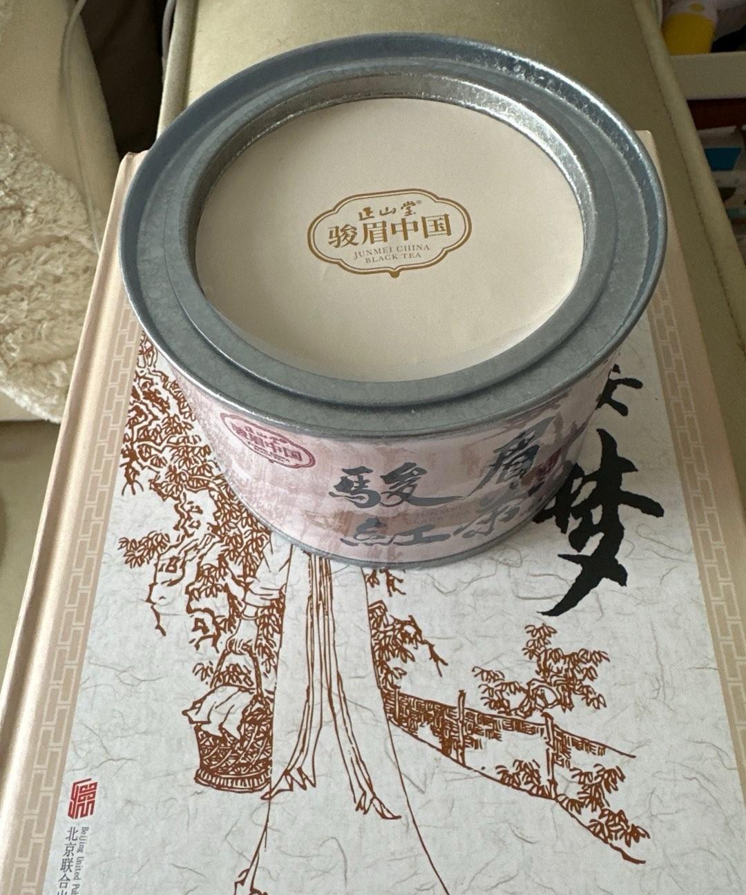 收到一个快递，是送到家里的。包装盒不大，掂在手里很轻。心中思忖：这是什么东西？谁