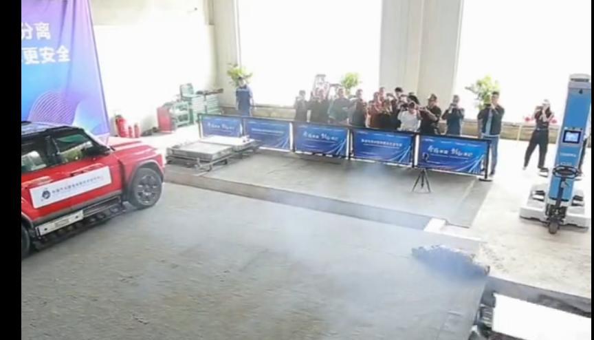 发明这个电车电池弹射技术的人真是天才！
死道友不死贫道！
不得不说能想出这个方法