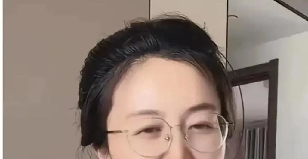 近日，媳妇再次回应网友说她和老D长得像这件事：老是有人说我跟谁谁谁长得很像，我们