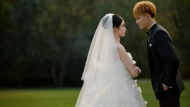 27岁嫁给百亿总裁，如今婚礼现场曝光，婚纱照绝美，细节太甜了！