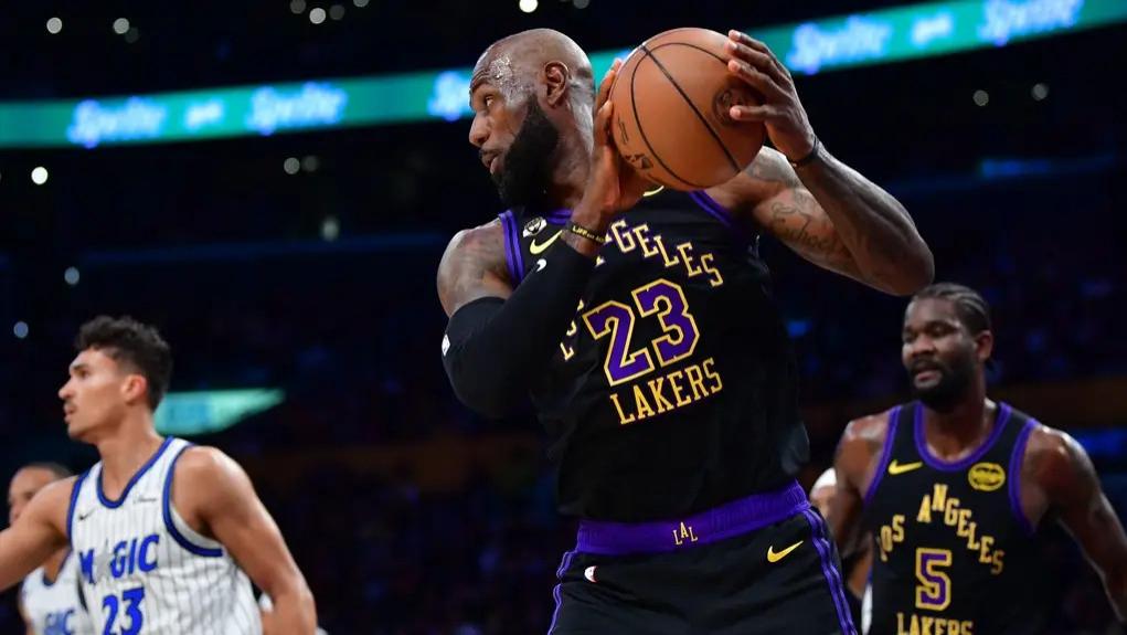 输魔术遭2连败！湖人近3战篮板输29个，佩林卡的致命失误坑惨东詹