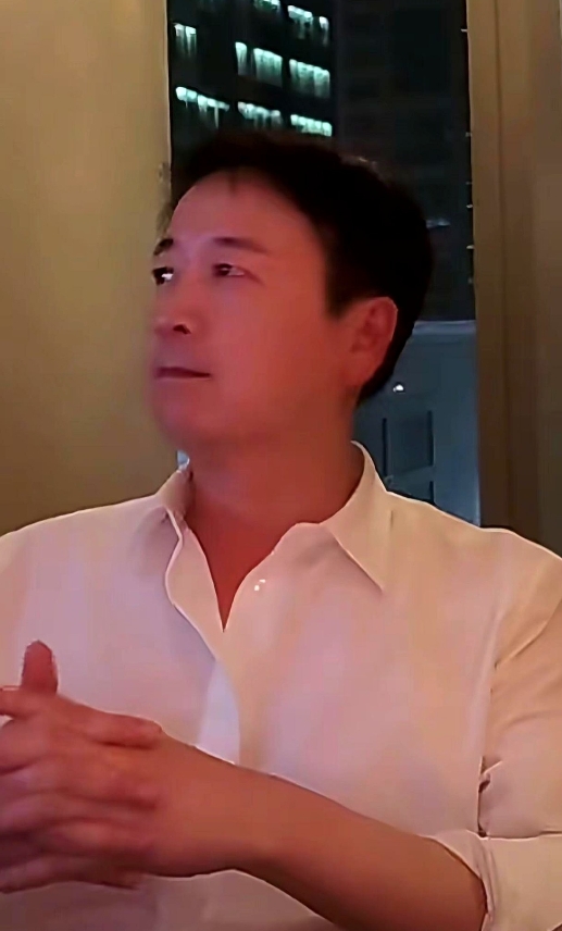 赖文峰身上有种忧郁的气质，这种气质是骗不了人的，是经历了岁月的淬炼而散发出来的。