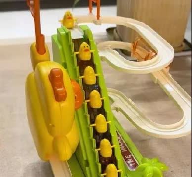 董宇辉休假回了陕西
       这次小孩哥没有领一帮孩子下河摸鱼，自己玩起了