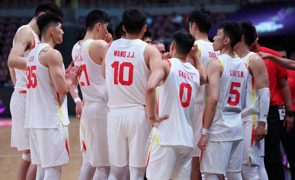 男篮亚洲杯，中国90-68轻取约旦，豪取三连胜。
据统计，这是中国队时隔10年再