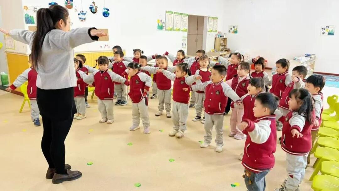 宁乡市万婴幼儿园小二班家长进课堂：无人机探秘记，一起解锁天空的秘密