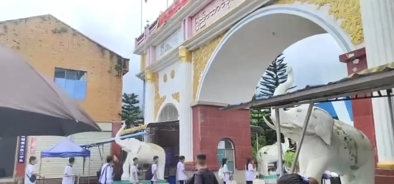 缅北消息，近日果敢特区的一批初中毕业生从南伞口岸进入云南留学读书，据说都是公费生