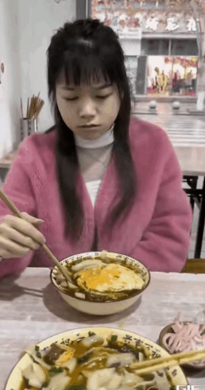 媳妇的爱发自心底！
 一对恩爱的夫妻，男人的爱简单直白，媳妇的爱发展心底。直白到